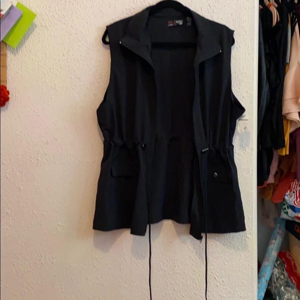 Lee Black Vest Adjustable - NWT